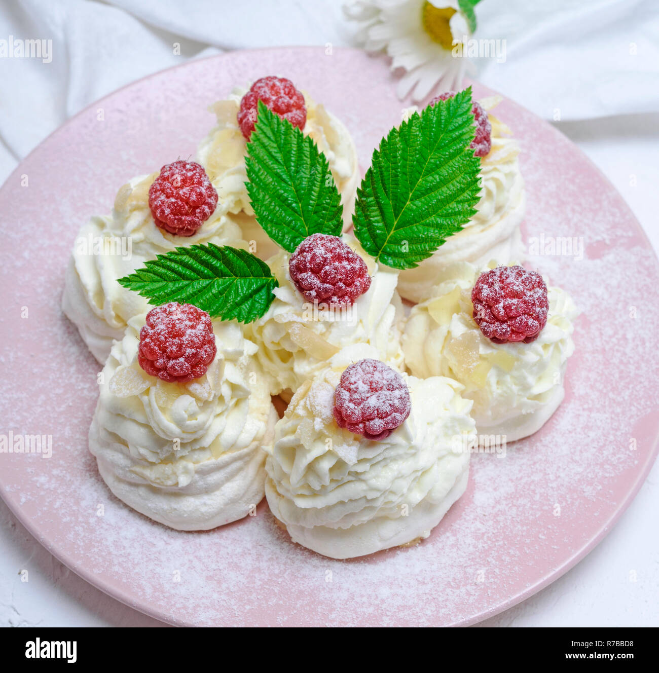 Dolci da forno fatto di albume di uovo di panna montata e bianco con crema di lamponi Foto Stock