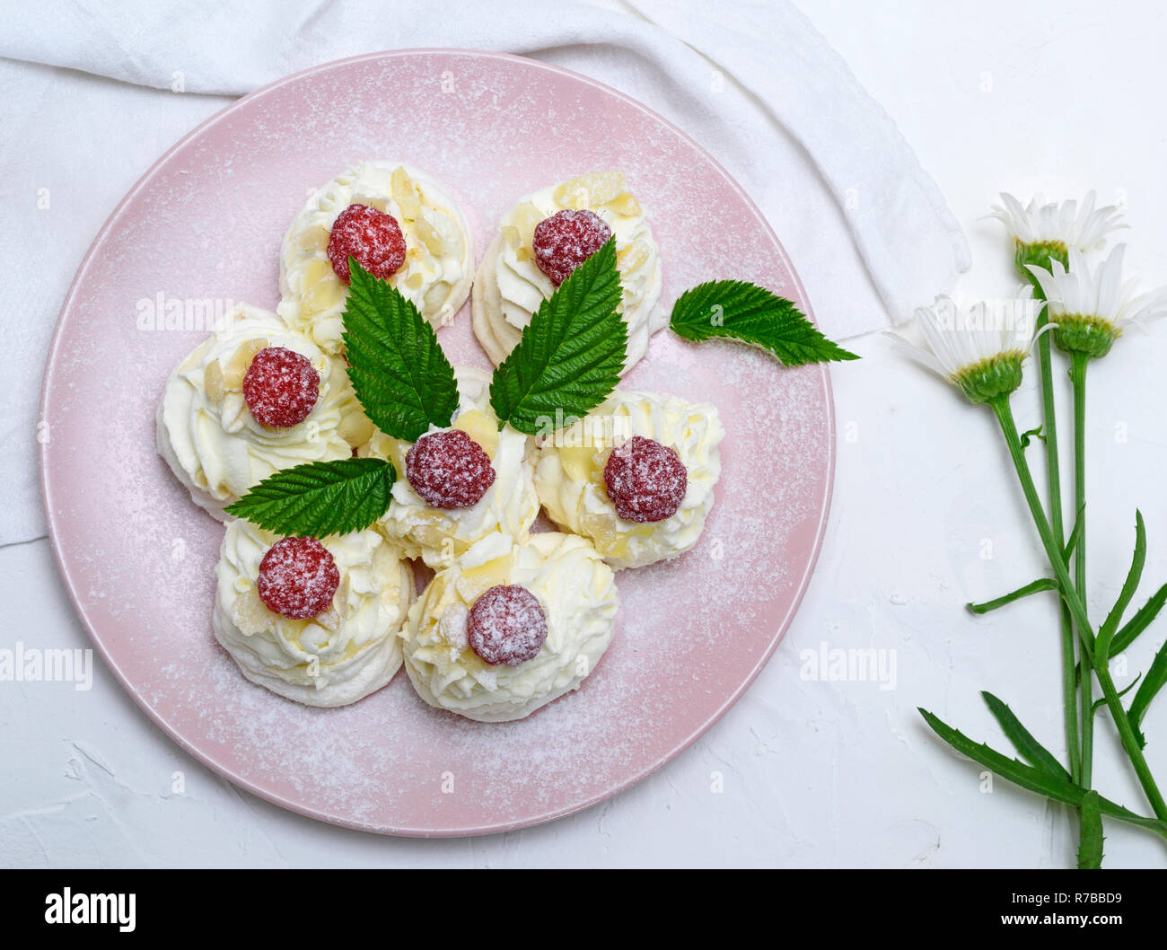 Dolci da forno fatto di albume di uovo di panna montata e bianco con crema di lamponi Foto Stock