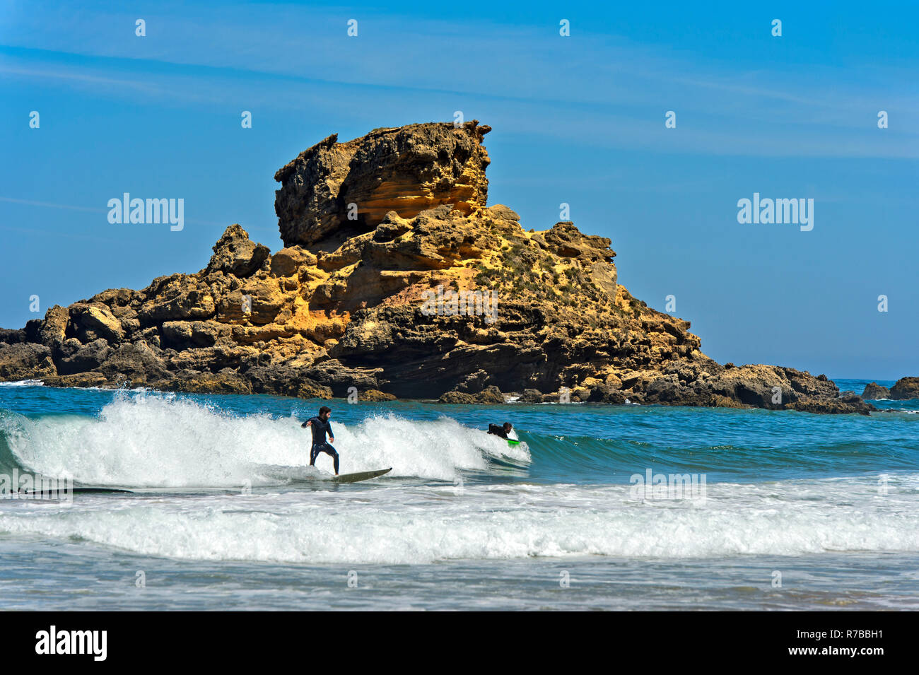 Surfer presso la Costa Vicentina costa, Vila do Bispo, Portogallo Foto Stock