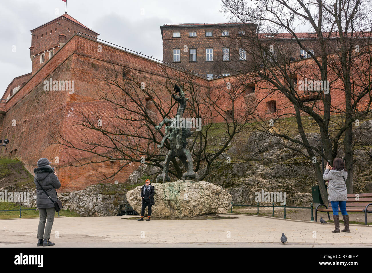 Cracovia in Polonia - Marzo 15, 2018: Famosi Wawel Dragon statua ai piedi del colle di Wawel. La statua è stata progettata dalla scultore polacco Bronislaw Ch Foto Stock