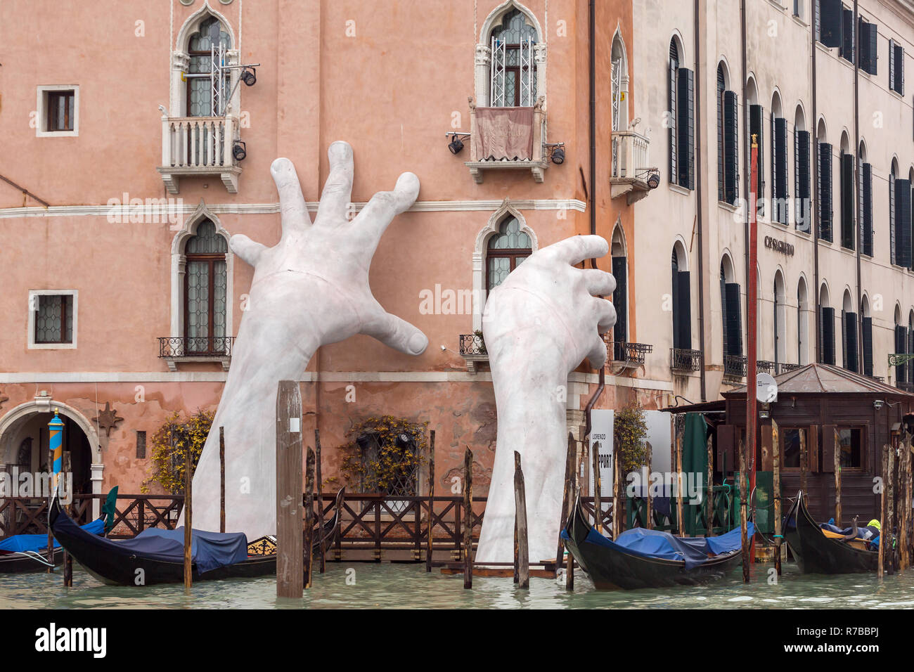 Venezia, Italia - 22 Marzo 2018: mani gigante luogo dalle acque del Canal Grande per sostenere la costruzione di Venezia. Questo potente relazione sul clima chan Foto Stock