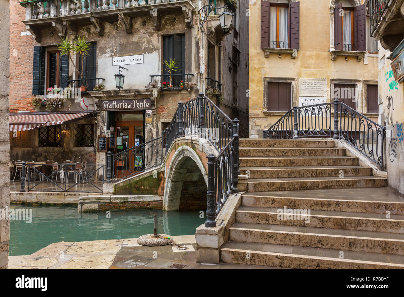 Venezia, Italia - 19 Marzo 2018: il vecchio ponte sopra lo stretto canale veneziano tra le vecchie case in Venezia, Italia. Foto Stock