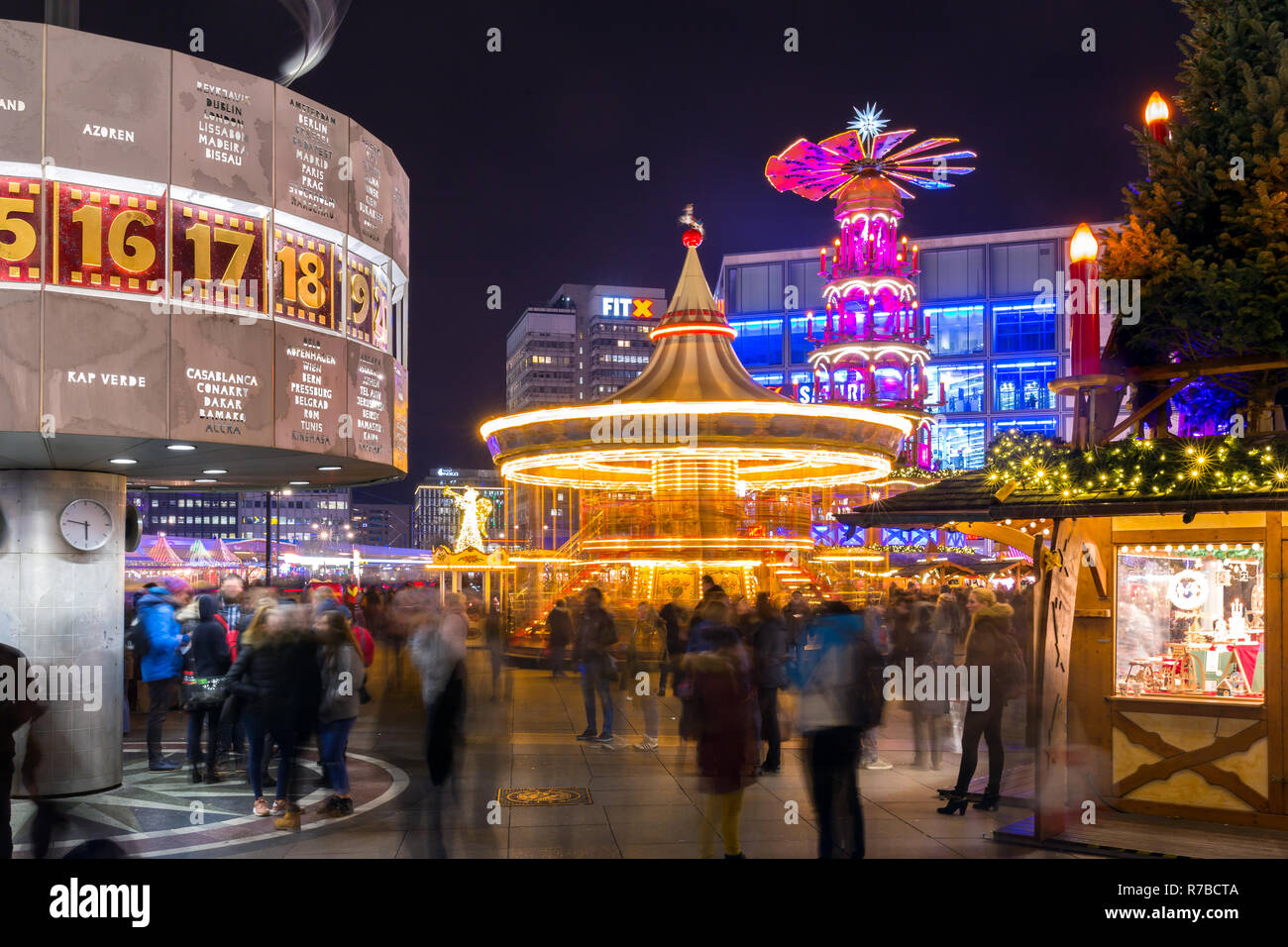 Berlino, Germania - 7 Dicembre 2017: Mercatino di Natale in piazza Alexanderplatz di Berlino, Germania Foto Stock