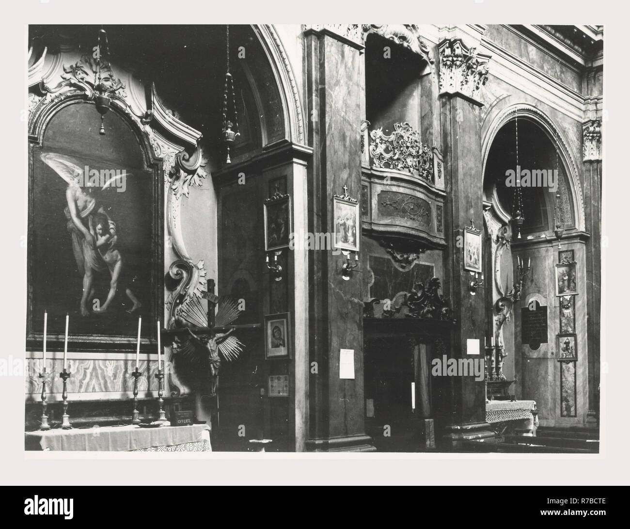 Laziale Rieti Rieti S. Ruffo, questa è la mia Italia, il paese italiano di storia visiva, Post-architettura medievale, scultura architettonica, pittura e decorazione a stucco. La chiesa fu originariamente costruito nel 1141, ma è stato completamente riprogettato nel 1746, con una facciata in stile barocco e in marmo e stucco dorato interno. In una cappella laterale è il dipinto l'angelo custode, attribuita a Giovanni Antonio Galli detto lo Spadarino. Foto Stock