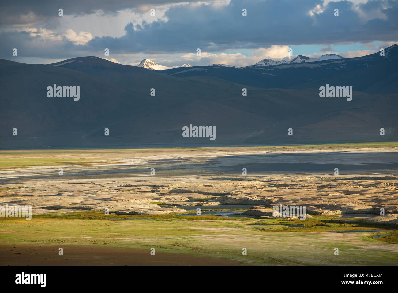 Lo splendido paesaggio di Tso Kar lago nella regione del Ladakh, India Foto Stock