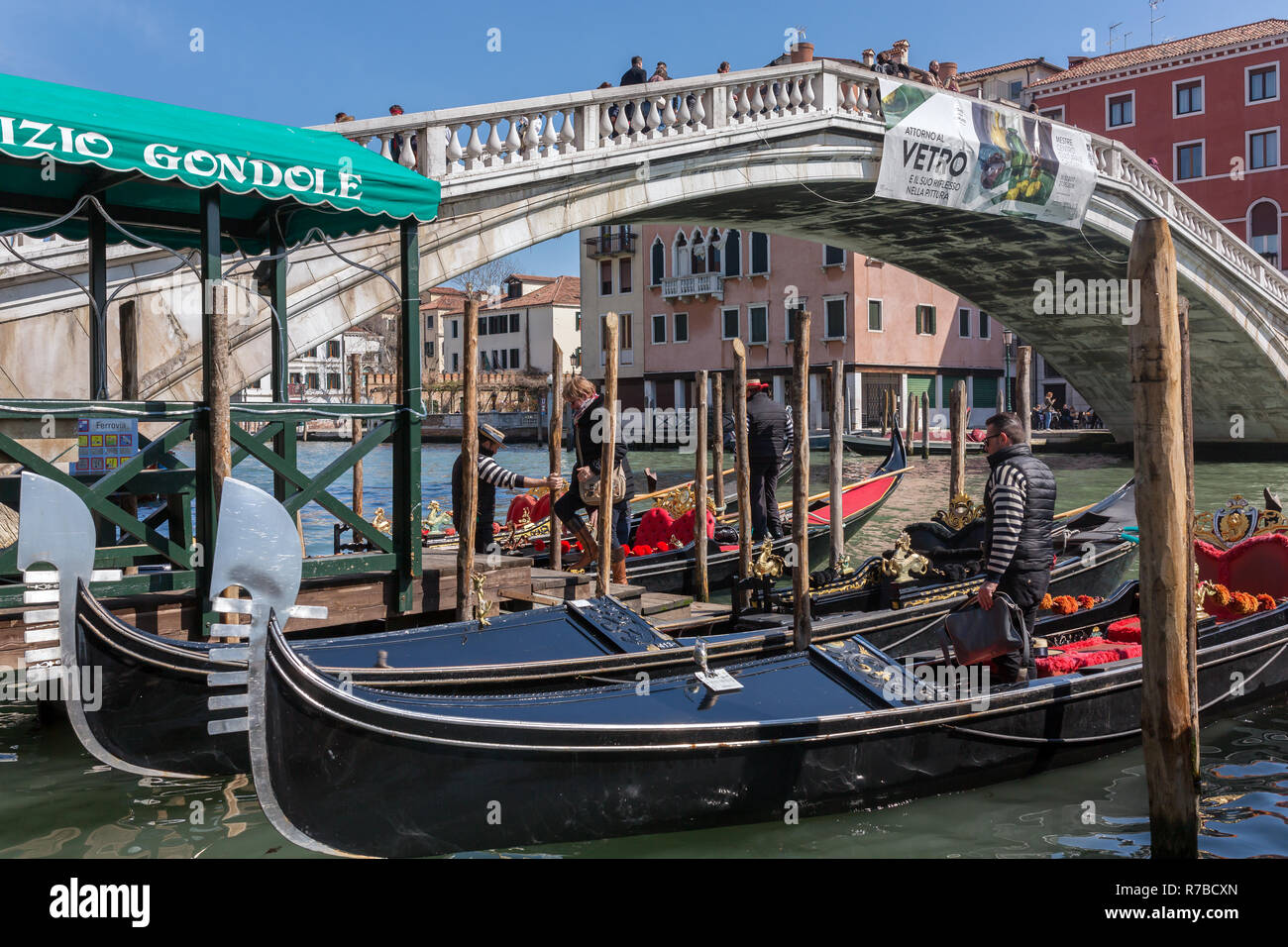 Venezia, Italia - 23 Marzo 2018: Gondola parcheggio nei pressi del famoso ponte Realto sul Canal Grande a Venezia con il Servizio Gondole segno Foto Stock