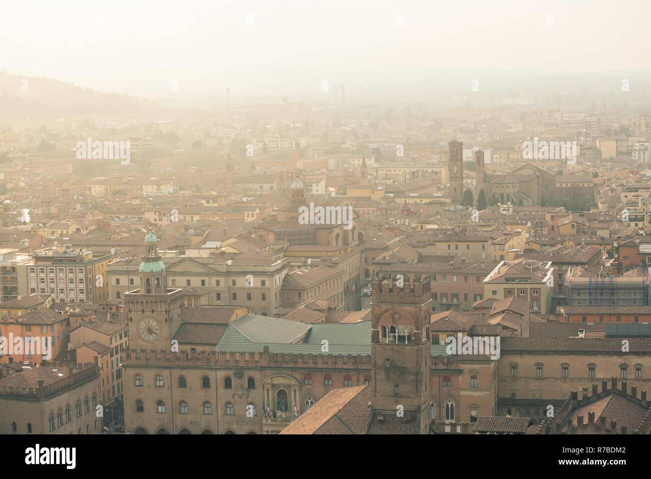 Vista dall'alto del centro storico di Bologna Italia Foto Stock