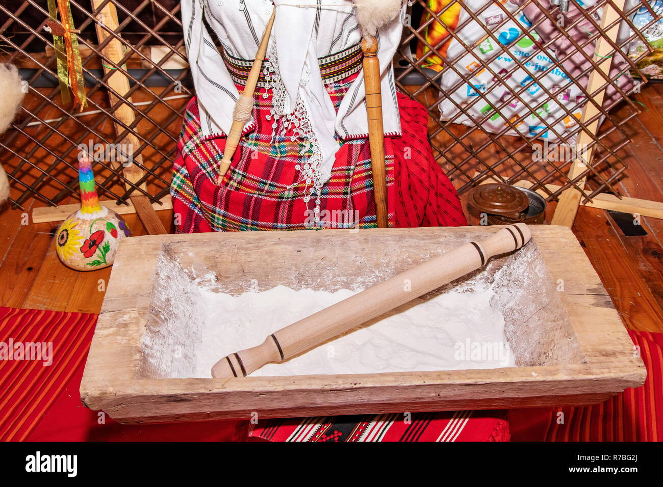 Folk vecchi strumenti ed elementi per la produzione di pane a casa tra i popoli slavi Foto Stock