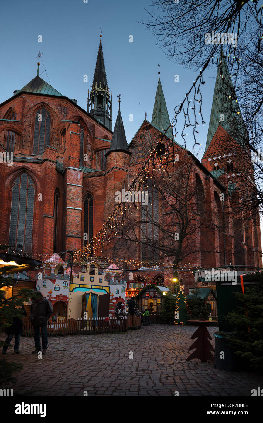 Fiaba foresta presso la chiesa di Santa Maria in Luebeck, Germania è costruito durante la stagione di natale Foto Stock