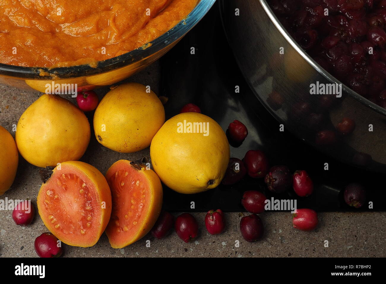 Frutto Guava vengono trasformati in un paese di cucina. Fresche, wild il raccolto della frutta. Rosa e giallo guaiava. Foto Stock