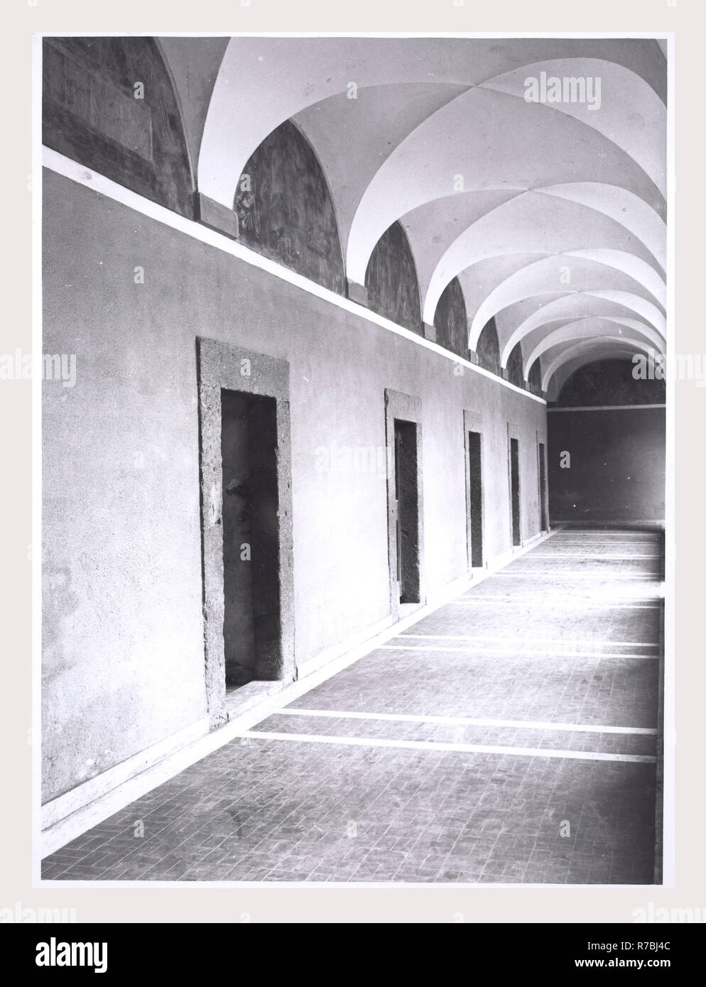 Lazio Roma Artena Convento dei Francescani di Santa Maria di Gesu, questa è la mia Italia, il paese italiano di storia visiva, Post-architettura medievale, scultura architettonica, pittura, scultura, pittura ad affresco, frammenti architettonici di Artena è un centro medievale su uno sperone del monte Lepini. "Artena' è un nome moderno 1870, la registrazione al sito di una cittadina volsca del Lepini, 'Montefortino'. Foto Stock