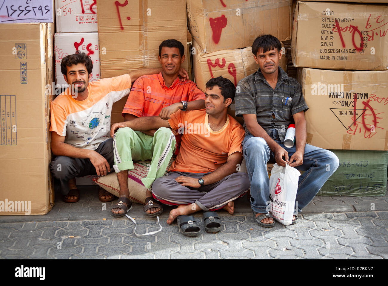 4 funzionante mercato gli operatori rilassarsi all'ombra nel mercato di Dubai Foto Stock