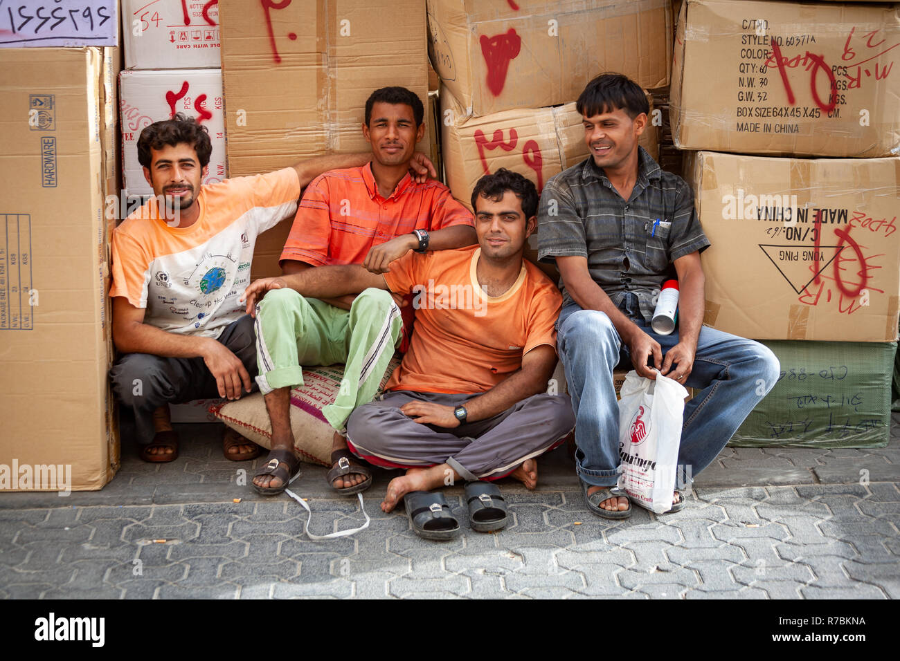 4 funzionante mercato gli operatori rilassarsi all'ombra nel mercato di Dubai Foto Stock