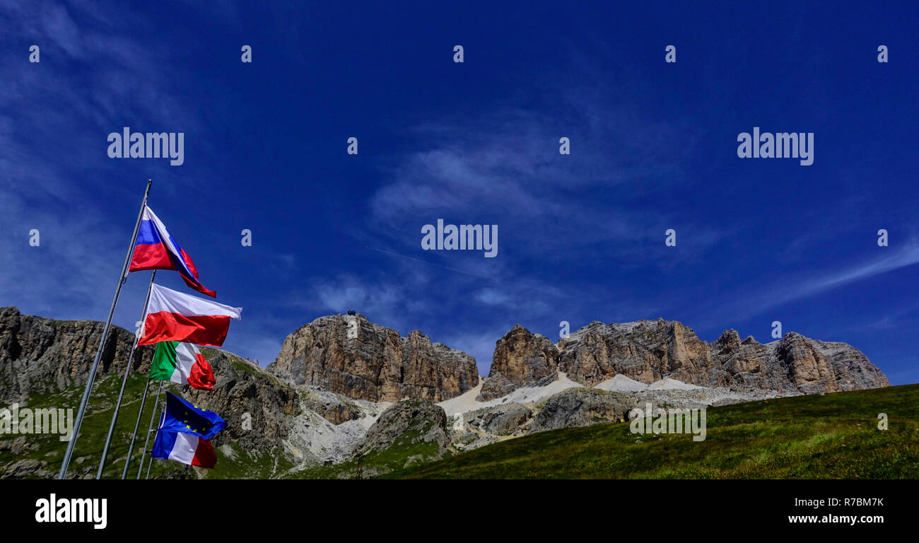 Vista estiva delle Torri del Sella e Piz Boè dal Passo Pordoi, Canazei, Dolomiti, Italia Sella grupe o Gruppo di Sella e il Passo Pordoi, Sud Tirolo Foto Stock