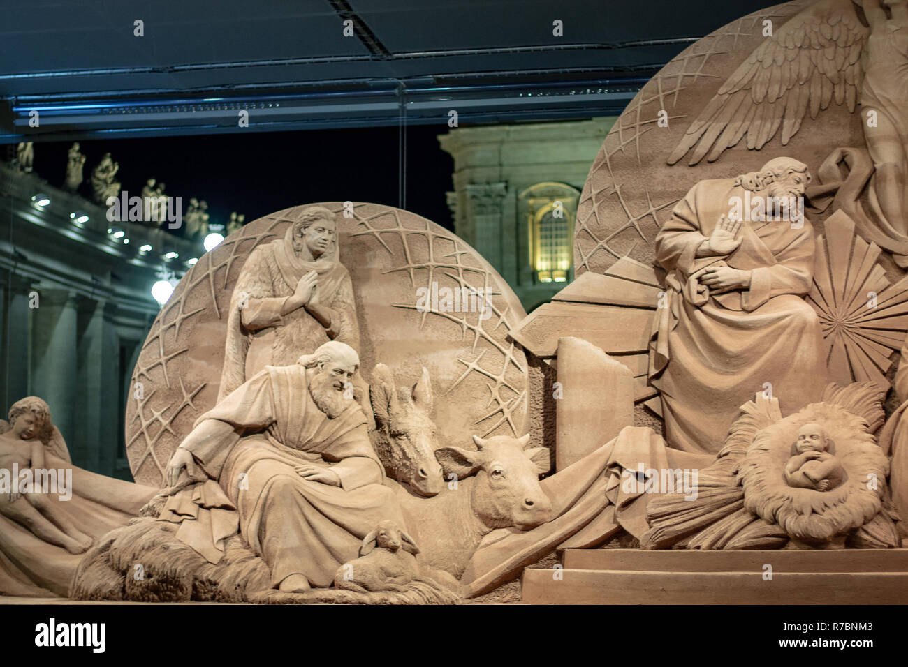 Roma, Italia 12 - 08 - 2018 : Piazza San Pietro, il presepe realizzato con  la sabbia di Jesolo, e l'albero di Natale decorato con oro-colore Foto  stock - Alamy