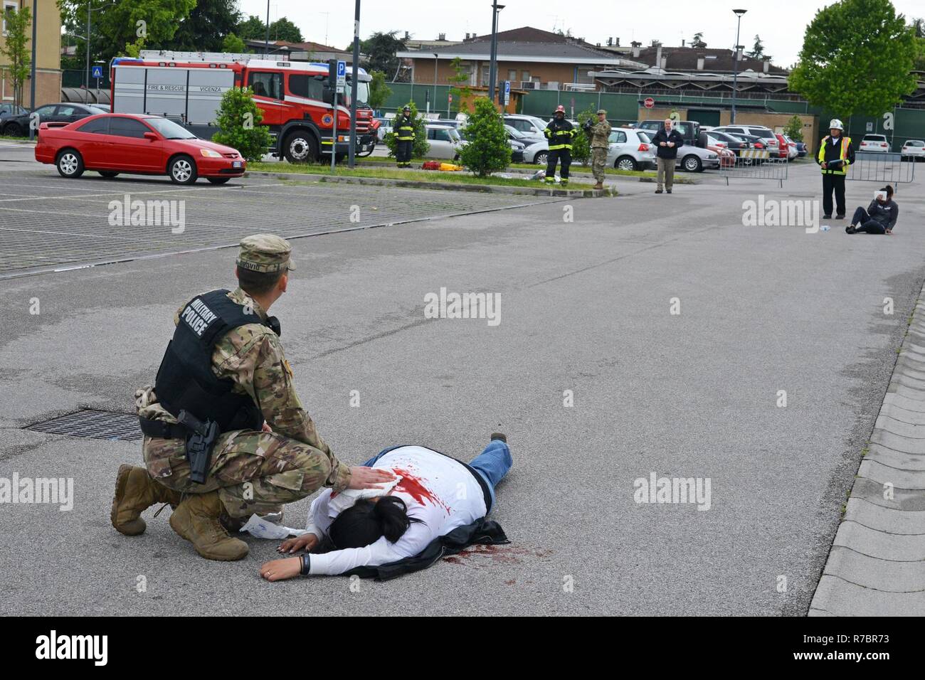 Stati Uniti Soldato dell'esercito assegnato alla 529th Polizia Militare società durante la risposta di Lion esercizio, il Vicenza Comunità militare ha condotto la sua piena scala Lion Shake '17 esercita sulla Caserma Ederle Vicenza, Italia, Maggio 10, 2017. Lo scopo della formazione annuale esercizio era di testare e convalidare il vigore di Protezione e di gestione di emergenza Piani e procedure in risposta ad una situazione di emergenza. Foto Stock