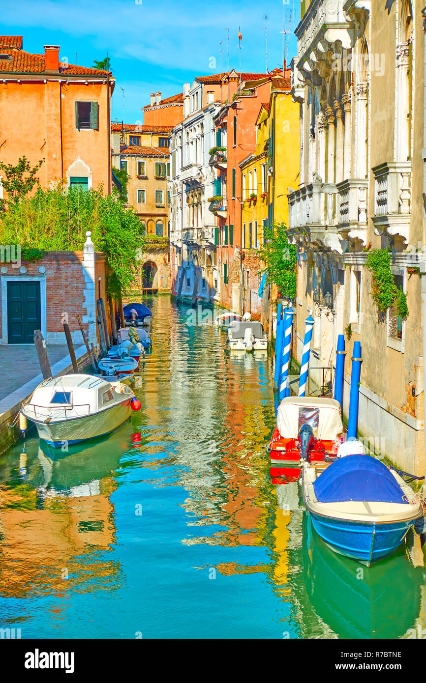 Il pittoresco canale laterale con barche ormeggiate a Venezia, Italia Foto Stock