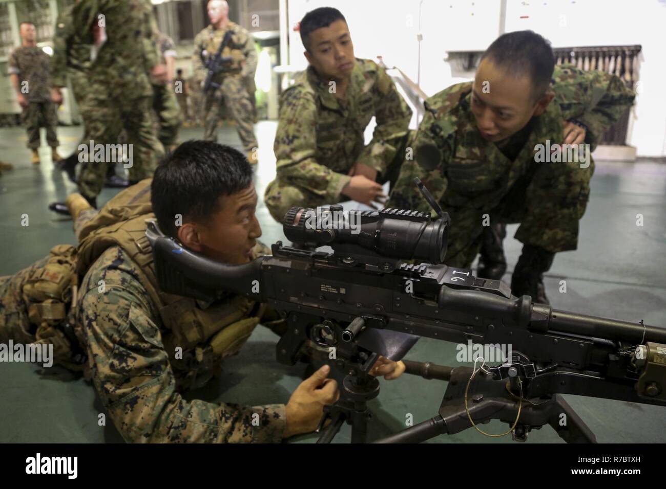 Lancia Cpl. Kevin Lee una macchina gunner con India Company, 3° Battaglione, 8 Marines, terza divisione Marine, insegna membri della massa giapponese Forza di Autodifesa circa la M240B, a bordo della nave francese BPC Mistral, 6 maggio 2017. Marines e marinai sono imbarcati sulla nave francese per le due settimane di esercizio integrato. Jeanne d' arco è un led francese esercizio finalizzato a rafforzare i partenariati strategici e di esercitare la libertà di navigazione operazioni attraverso il Indo-Asia-regione del Pacifico. Foto Stock