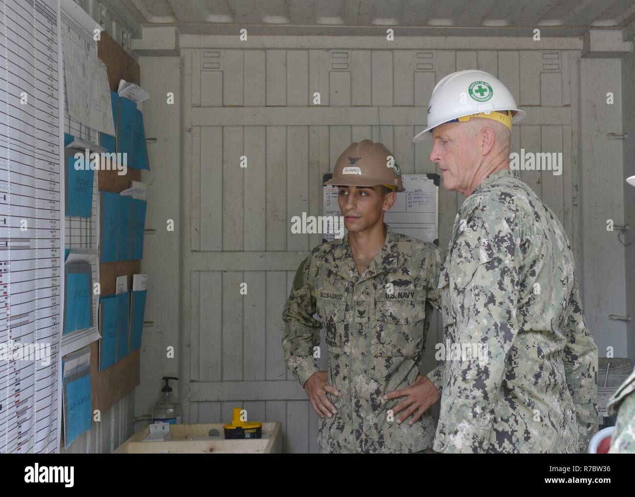 Stati Uniti Navy Builder di terza classe David Balcom-Alverez, sinistra, parla con il cap. Robert A. Baughman circa lo stato di avanzamento della costruzione nel corso di una visita in loco a sostegno di Balikatan 2017, a Malitbog Scuola Elementare di Tapaz, Capiz, 9 maggio 2017. Baughman è comandante, Task Force 75. Balikatan è un annuale U.S.-Philippine bilaterale di esercitazione militare incentrato su una varietà di missioni, comprese la fornitura di assistenza umanitaria e di soccorso in caso di catastrofe, la lotta contro il terrorismo e altri combinati di operazioni militari. Foto Stock