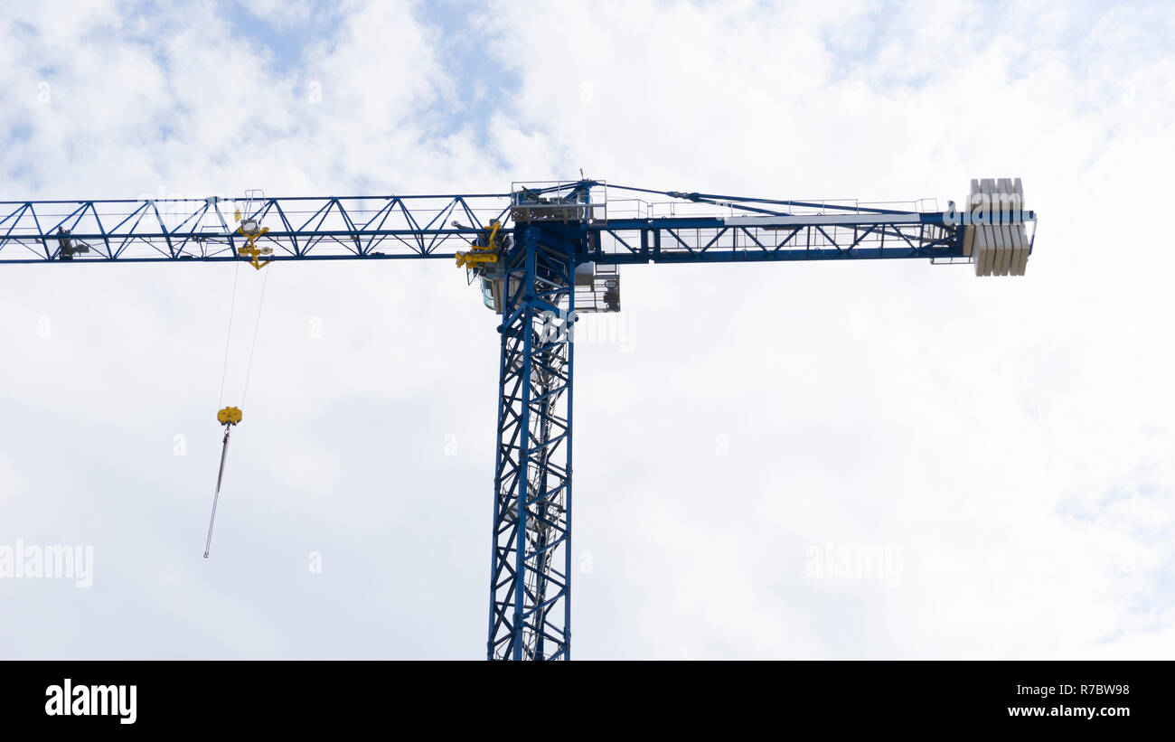 Isolato, Gru Gru sul cielo blu con nuvole per costruzione , edificio , Immobiliare , Casa Builder o il Contraente da Ilarion Ananiev Foto Stock