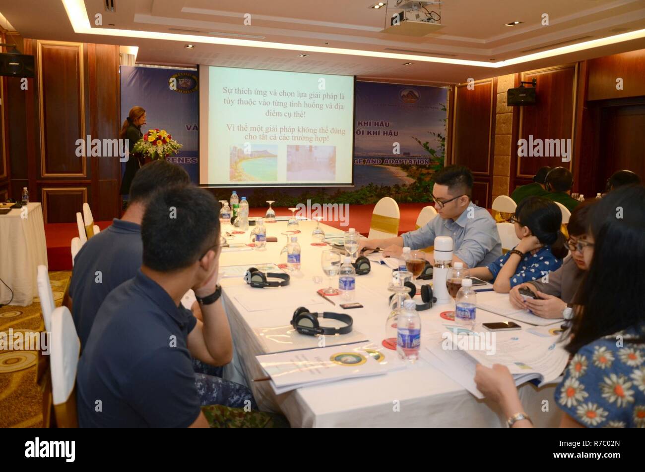 DA NANG, Vietnam (16 maggio 2017) Dr. Oceana Francesco, Università delle Hawaii, dà una presentazione sul cambiamento climatico e di esperienza di adattamento per Da Nang governo progettisti e ingegneri durante un'Ingegneria Argomento Exchange (SMEE) come parte del partenariato Pacifico 2017, Da Nang, 16 maggio. Pacific Partnership è il più grande annuale multilaterale di assistenza umanitaria e di soccorso in caso di catastrofe preparazione missione condotta nel Indo-Asia-pacifico e mira a migliorare il coordinamento regionale in settori quali medico predisposizione e preparazione per le catastrofi provocate dall'uomo e naturali. Foto Stock