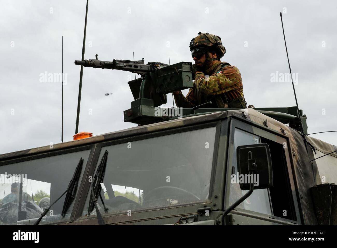 Un soldato italiano del 3° reggimento di cavalleria, brigata paracadutisti fornisce la sicurezza mentre si conduce una difesa simulato il funzionamento durante la sciabola di giunzione 17 al Hohenfels Area Formazione, Germania, 13 maggio 2017. Saber 17 di giunzione è la U.S. Esercito dell'Europa 2° reggimento di cavalleria il combattimento training center certificazione, che si svolge presso il Comune di multinazionale Centro Readiness in Hohenfels, Germania, 25 aprile-maggio 19, 2017. Questo esercizio è progettato per valutare la predisposizione del reggimento di condurre unified operazioni terrestri, con un particolare accento sulla ripassando la transizione dalla guarnigione a Foto Stock