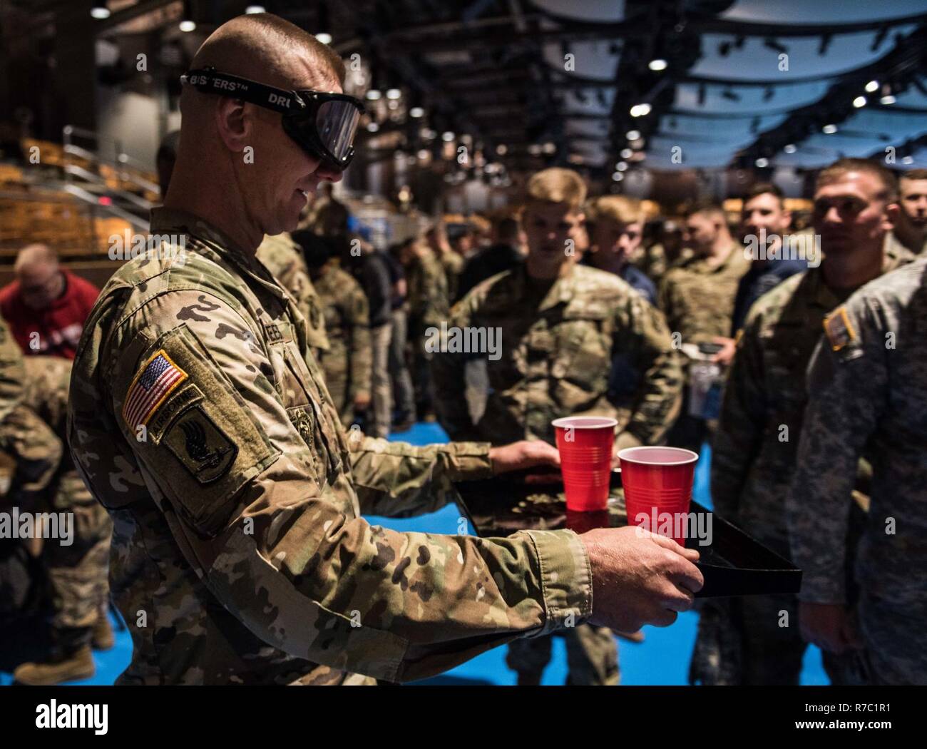 Il comando Sgt. Il Mag. Scott Beeson, 3d U.S. Inf. Regt. (TOG) comando sergente maggiore, tenta di camminare normalmente indossando gli ipovedenti occhiali 12 Maggio 2017 durante il cavalletto di sicurezza verso il basso giorno a JBM-HH, Va. fornito dall esercito di abuso della sostanza programma, gli occhiali di protezione sono state progettate per mostrare i soldati i pericoli di fare le cose di tutti i giorni mentre compromessa. Foto Stock