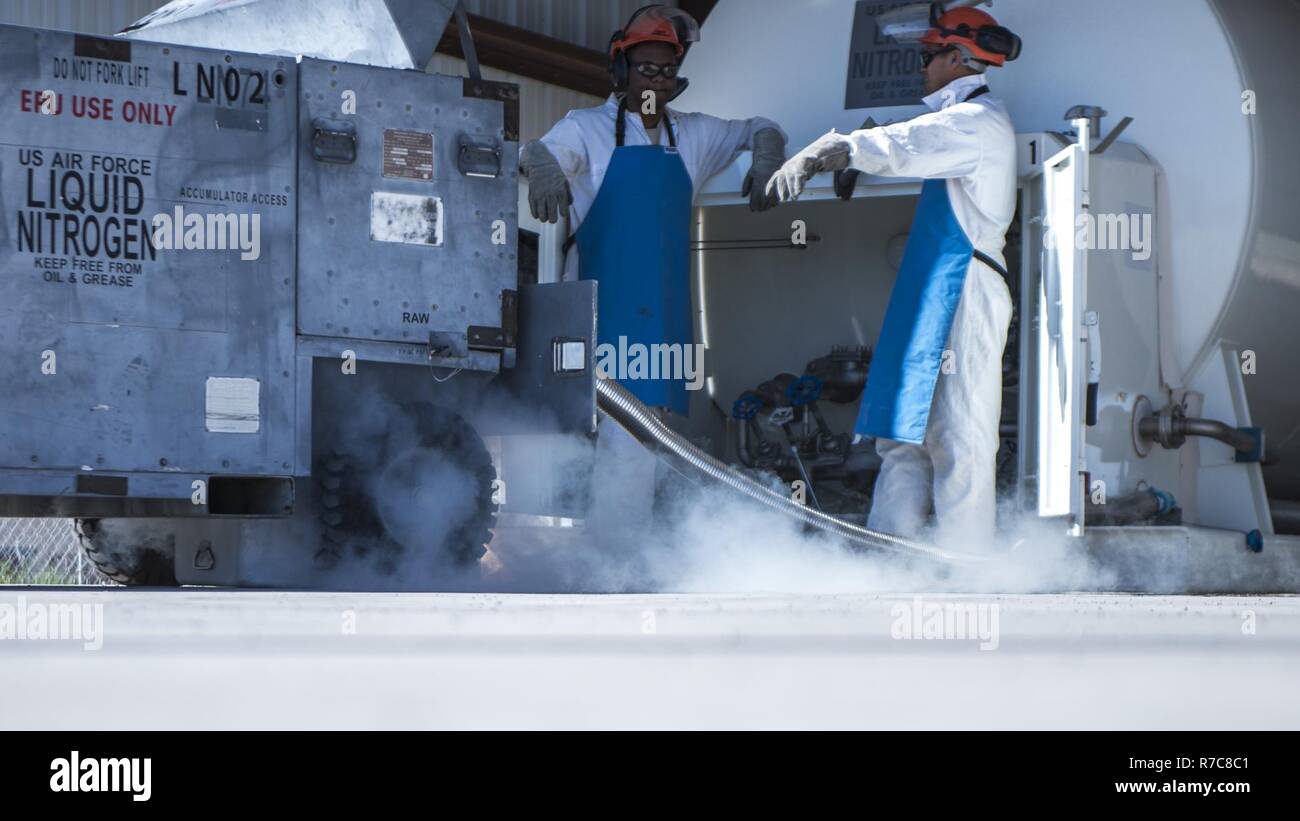 Senior Airman Daniel Striggles, una 49disponibilità logistica squadrone strutture combustibili operatore, e Senior Airman Christopher Benavente, una 49a combustibile LRS criogenia operatore, riempire un carrello con azoto liquido a Holloman Air Force Base, N.M. il 5 maggio 2017. Criogenia operazioni comportano la manutenzione di azoto liquido ed ossigeno liquido a Holloman's Aircraft. L'ossigeno liquido è puro, quasi il 99 per cento per cento di ossigeno, che Holloman's F-16 piloti respirare durante il volo e di azoto liquido è utilizzato per i servizi dei pneumatici per aeromobili. Foto Stock