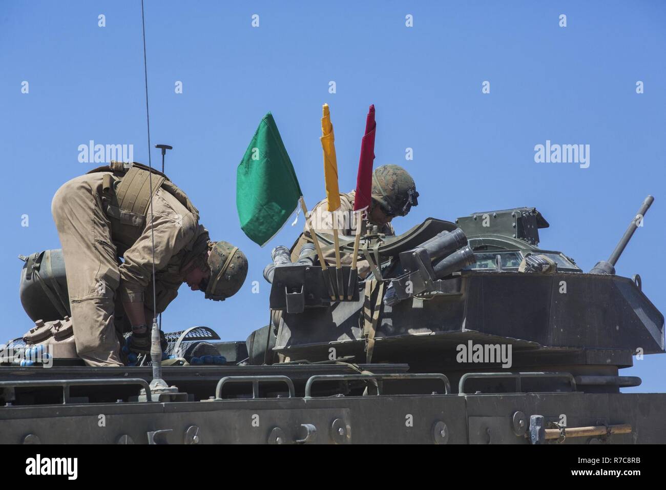 Marines con terzo assalto battaglione anfibio a prepararsi per un live fire esercizio a gamma 106 A A BORDO Marine Corps Air Ground Centro di combattimento, ventinove Palms, California, 4 maggio 2017. Marine Corps Prova di funzionamento e di attività di valutazione condotte Ufficio l'esercizio come parte del test di funzionamento utilizzato per confrontare un AAV aggiornato al suo vecchio variante. Foto Stock
