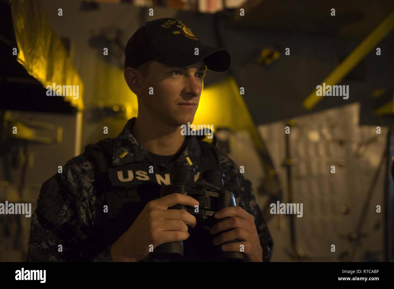 HAIFA, Israele (9 maggio 2017) Ensign Tanner Hudson, da Littleton, Colorado sorge guarda a bordo del Arleigh Burke-class guidato-missile destroyer USS Ross (DDG 71) durante una prevista visita porto di Haifa, Israele, 9 maggio 2017. Ross, distribuita a Rota, Spagna, sta conducendo operazioni navali negli Stati Uniti Sesta flotta area di operazioni a sostegno degli Stati Uniti per gli interessi di sicurezza nazionali in Europa e in Africa. Foto Stock