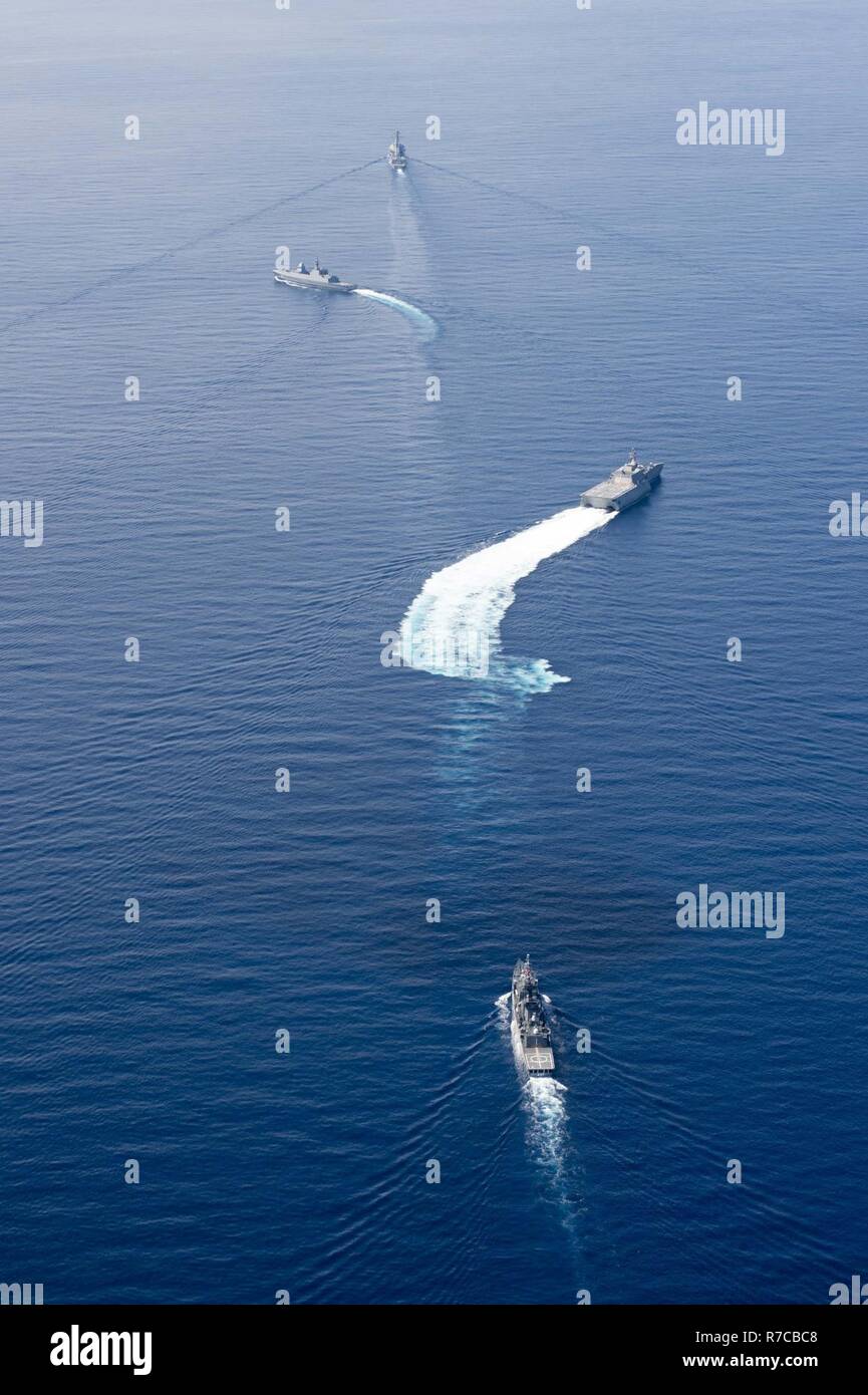 Sul mare del sud della Cina (11 maggio 2017) Il Arleigh Burke-class guidato-missile destroyer USS Sterett (DDG 104), superiore della Repubblica di Singapore Navy frigate RSS Intrepid (FFG 69), il programma Littoral Combat Ship USS Coronado (LCS 4), e la Marina Militare tailandese frigate HTMS Naresuan (FFG 421) sono in corso insieme durante le tattiche divisionale come parte della cooperazione multilaterale a galla la prontezza e la formazione (Carati) esercizio. Carato è una serie annuale di esercizi di marittimi volti a rafforzare le partnership e maggiore interoperabilità attraverso accordi bilaterali e multilaterali di combattimenti a terra e in mare. Foto Stock