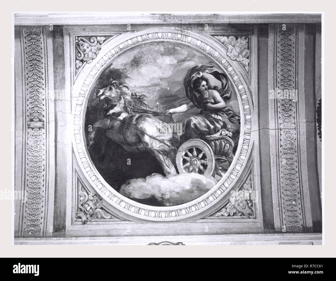 Lazio Roma Castel Fusano Castello Chigi, questa è la mia Italia, il paese italiano di storia visiva, Architettura vedute esterne del castello e vedute interne della hall e salone principale. Immagini ricche di dettagli di mappe, salone del ciclo di affreschi del Nuovo Testamento, allegorica e scene mitologiche, cappella pala, e altre opere tutte di Pietro da Cortona. 3 busti di marmo. Antichità sarcofago romano nel Giardino Romano antica statua in una nicchia di una dea testa mancante e bracci Foto Stock