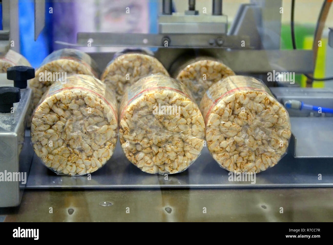 Nella produzione alimentare - Stack soffiato di grano intero fette biscottate. imballaggio multi organici orzo briquetted fette biscottate in fabbrica Foto Stock