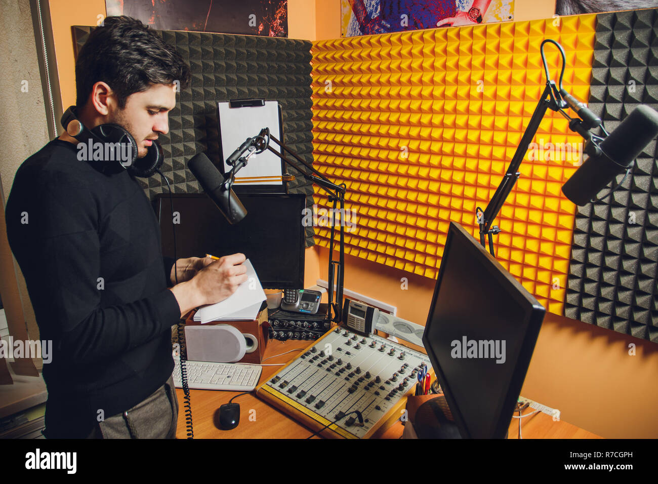 Microfono in studio radio e presentatore sullo sfondo. Foto Stock