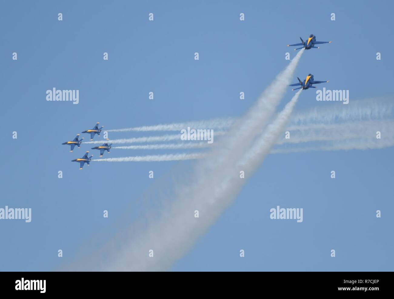 MILLINGTON, Tennessee (13 maggio 2017) Stati Uniti Navy dimostrazione di volo squadrone, Blue Angels, completare la Fleur de Lis manovra in un saluto di trasmettere forze dispiegate all'Airshow di Memphis. Il Blue Angels sono programmati per eseguire più di 60 dimostrazioni di più di 30 sedi negli Stati Uniti nel 2017. Foto Stock