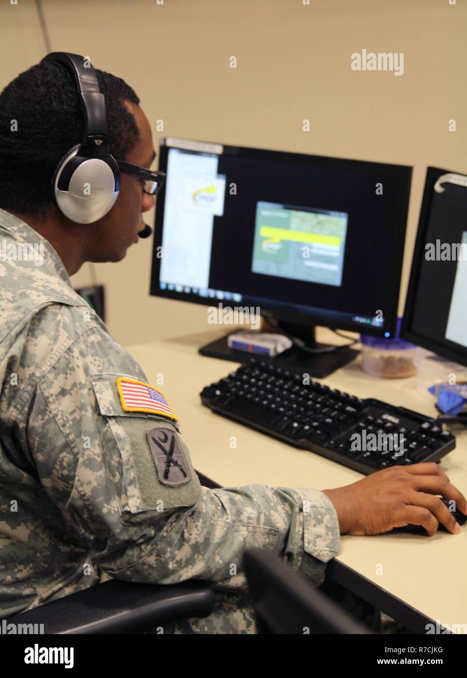 Il personale Sgt. Marchese Benton con la Carolina del Sud la Guardia Nazionale, recensioni e fornisce un ingresso per il combattimento nozionale di assistenza per le operazioni di ansiosi Lion 2017 al giunto di comando della Forza, Suffolk, Va. desiderosi di Lion è un annuale U.S. Comando centrale esercizio in Giordania progettato per rafforzare strutture militari le relazioni tra gli Stati Uniti e la Giordania e altri partner internazionali. Questo anno di iterazione è costituito da circa 7.200 militari da più di 20 nazioni che risponderà alle situazioni che coinvolgono la sicurezza dei confini e di comando e controllo, cyber defense e battlespace management. Foto Stock