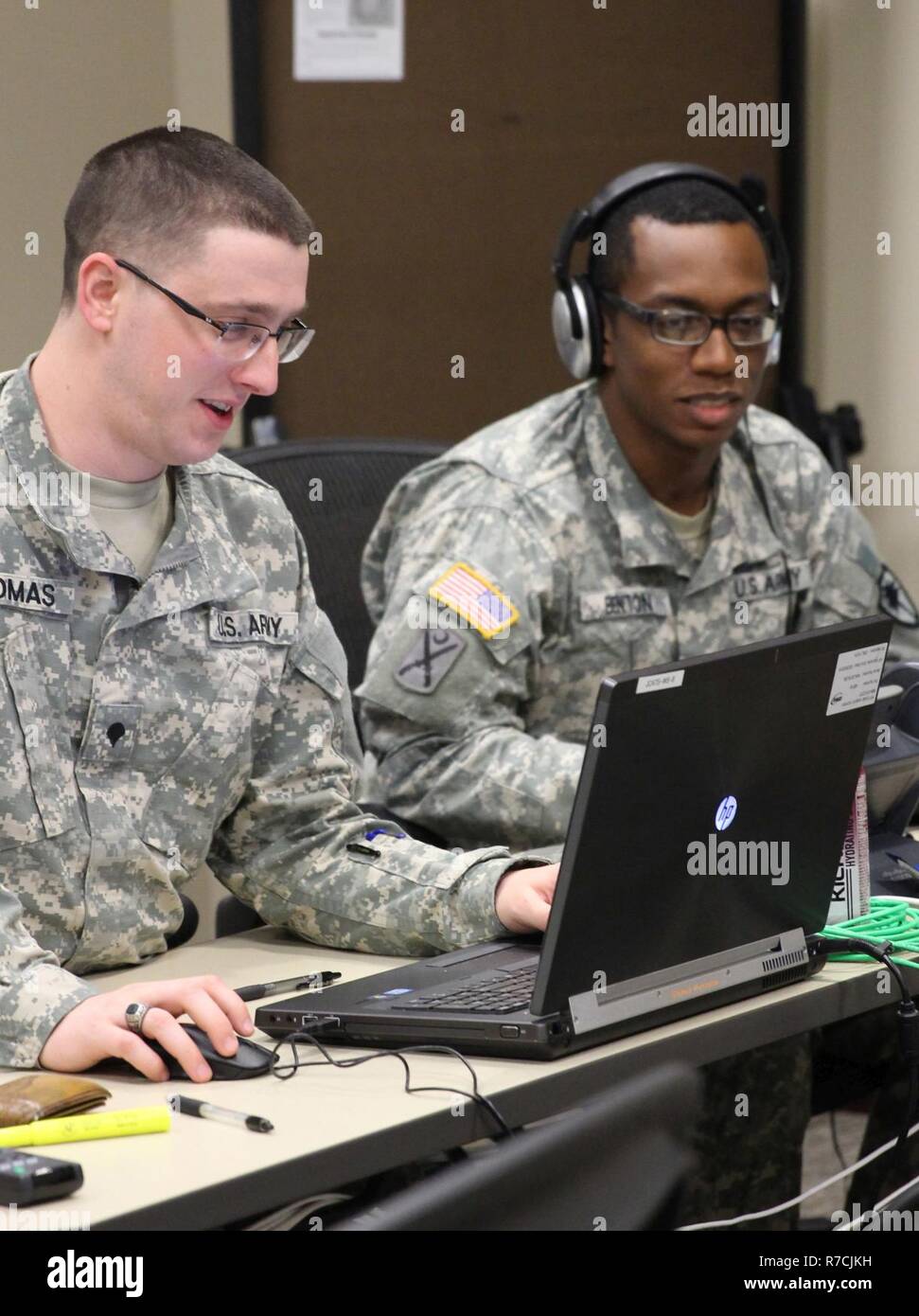 Spc. Paul Thomas e Staff Sgt. Marchese Benton con la Carolina del Sud la Guardia Nazionale la revisione e fornire riscontro per il combattimento nozionale di assistenza per le operazioni di ansiosi Lion 2017 al giunto di comando della Forza, Suffolk, Va. desiderosi di Lion è un annuale U.S. Comando centrale esercizio in Giordania progettato per rafforzare strutture militari le relazioni tra gli Stati Uniti e la Giordania e altri partner internazionali. Questo anno di iterazione è costituito da circa 7.200 militari da più di 20 nazioni che risponderà alle situazioni che coinvolgono la sicurezza dei confini e di comando e controllo, cyber defense e battlespace manag Foto Stock