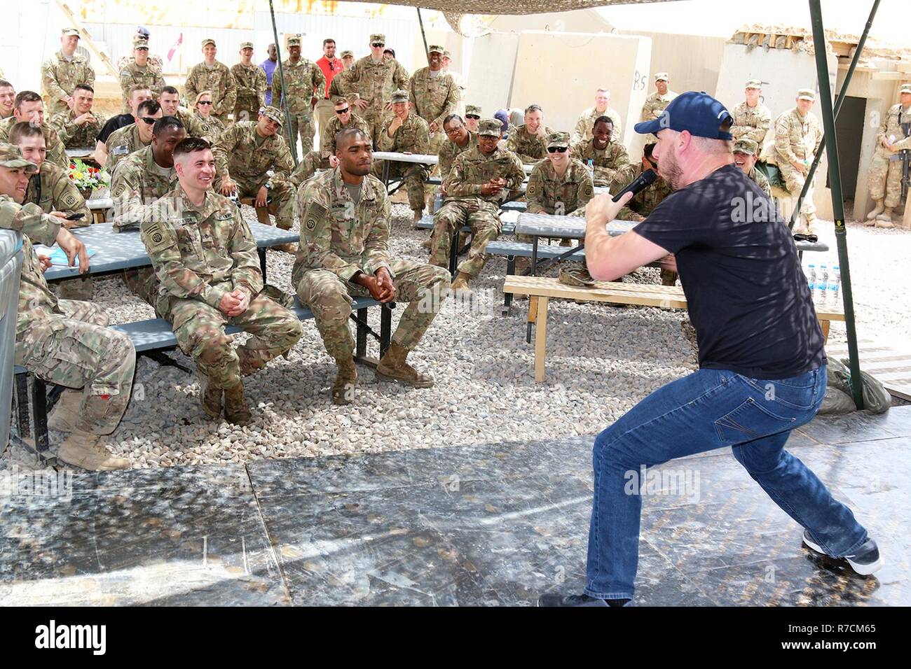 Stand-up comico, Heath Harmison, esegue il suo agire per i soldati dal 2° Brigata Team di combattimento, ottantaduesima Airborne Division, vicino Makhmour, Iraq, 11 maggio 2017. La loro mostra, intitolata la commedia compagni Tour, è stato sponsorizzato da forze armate di intrattenimento, il servizio ufficiale di agenzia della difesa di intrattenimento per distribuito il personale militare. I paracadutisti, distribuito come supporto delle Combined Joint Task Force-Operation inerenti risolvere, abilitare la loro sicurezza irachena vigore partner attraverso il consigliare e assistere la missione, contribuendo pianificazione, raccolta di intelligence e di analisi, forza di protezione, e p Foto Stock