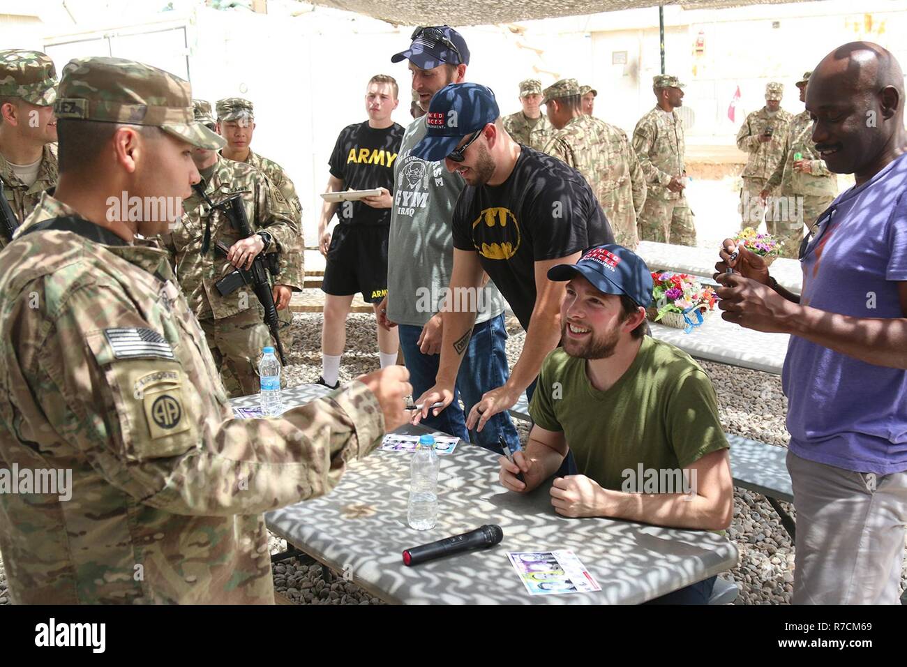 Stand-up comics, da destra, Rawle Lewis, Steven Briggs, Heath Harmison, e Sean Kent firmare autografi per i paracadutisti dal 2 BCT, ottantaduesima Airborne Division, vicino Makhmour, Iraq, 11 maggio 2017. La loro mostra, intitolata la commedia compagni Tour, è stato sponsorizzato da forze armate di intrattenimento, il servizio ufficiale di agenzia della difesa di intrattenimento per distribuito il personale militare. I paracadutisti, distribuito come supporto delle Combined Joint Task Force-Operation inerenti risolvere, abilitare la loro sicurezza irachena vigore partner attraverso il consigliare e assistere la missione, contribuendo pianificazione, intelligence riuniscono Foto Stock