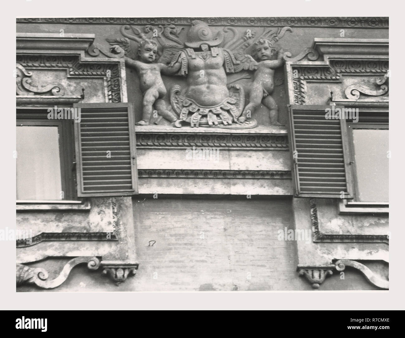 Lazio Roma Roma Palazzo Madama, questa è la mia Italia, il paese italiano di storia visiva, Post-architettura medievale, scultura architettonica, rilievo scultoreo eretto nel XVI secolo dai Medici, chiamato con il nome di 'Madame Margherita d'Austria, figlia di Carlo V e moglie di Alessandro de' Medici, poi Ottavio Farnese. Abitata da cardinali, Leone X e di Clemente VII e Caterina de Medici dal 1871 è sede del Senato. Costruito nel 1649. Foto Stock