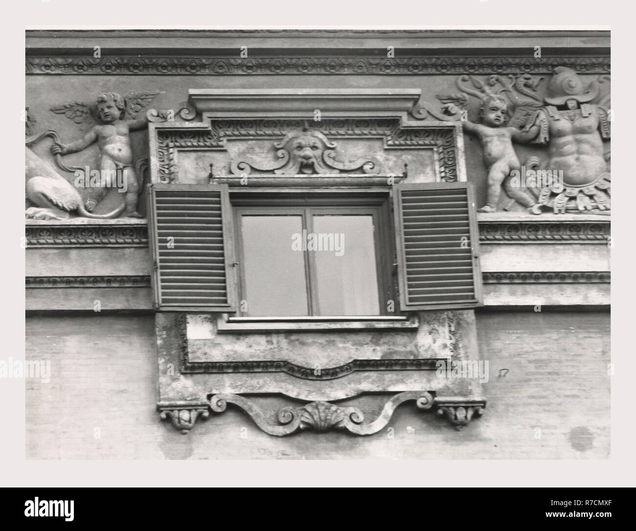 Lazio Roma Roma Palazzo Madama, questa è la mia Italia, il paese italiano di storia visiva, Post-architettura medievale, scultura architettonica, rilievo scultoreo eretto nel XVI secolo dai Medici, chiamato con il nome di 'Madame Margherita d'Austria, figlia di Carlo V e moglie di Alessandro de' Medici, poi Ottavio Farnese. Abitata da cardinali, Leone X e di Clemente VII e Caterina de Medici dal 1871 è sede del Senato. Costruito nel 1649. Foto Stock