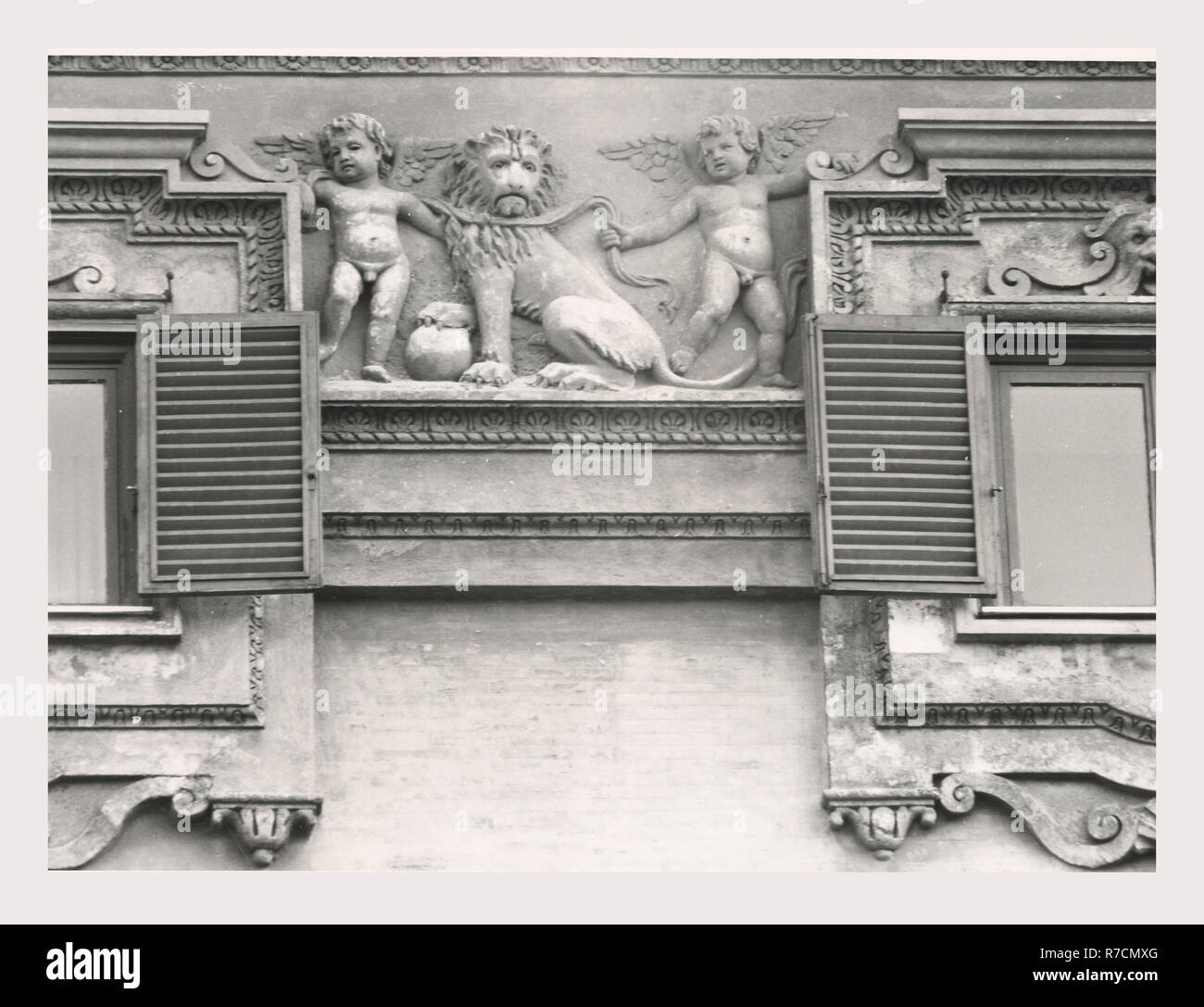 Lazio Roma Roma Palazzo Madama, questa è la mia Italia, il paese italiano di storia visiva, Post-architettura medievale, scultura architettonica, rilievo scultoreo eretto nel XVI secolo dai Medici, chiamato con il nome di 'Madame Margherita d'Austria, figlia di Carlo V e moglie di Alessandro de' Medici, poi Ottavio Farnese. Abitata da cardinali, Leone X e di Clemente VII e Caterina de Medici dal 1871 è sede del Senato. Costruito nel 1649. Foto Stock