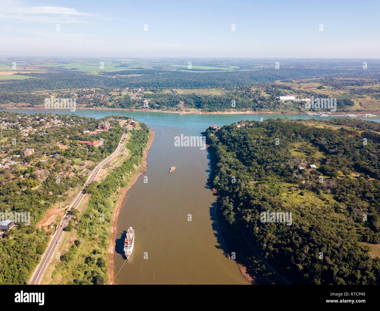 Triple Frontier, tri-giunzione bordo del Paraguay, Argentina e Brasile. Iguazú e fiumi Paraná confluenza. Città di Ciudad del Este; Puerto Iguazú, Fo Foto Stock