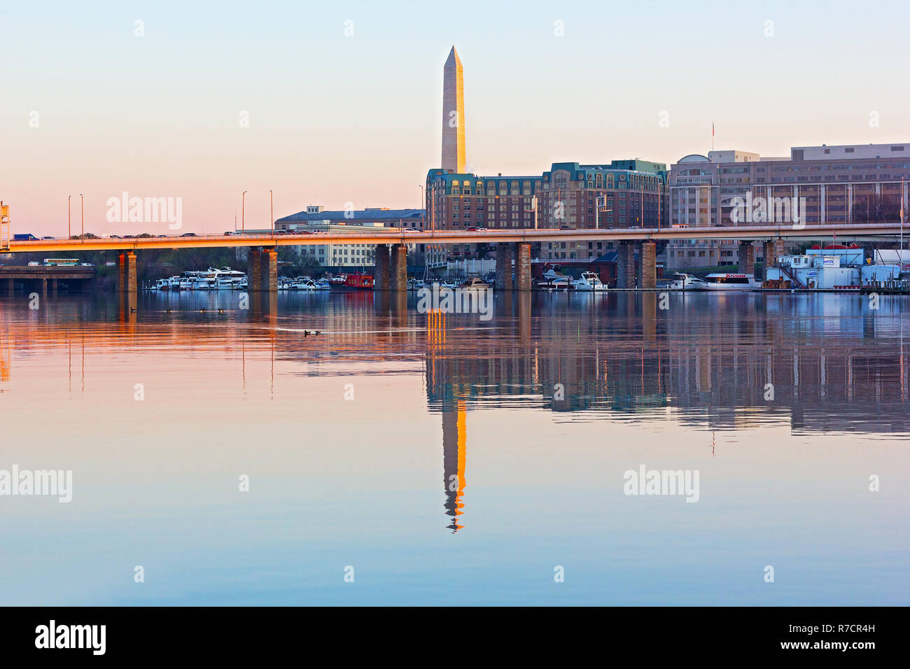 East River panorama con vista sul monumento nazionale, città ponte, Gangplank Marina e di edifici commerciali a Washington DC. Foto Stock