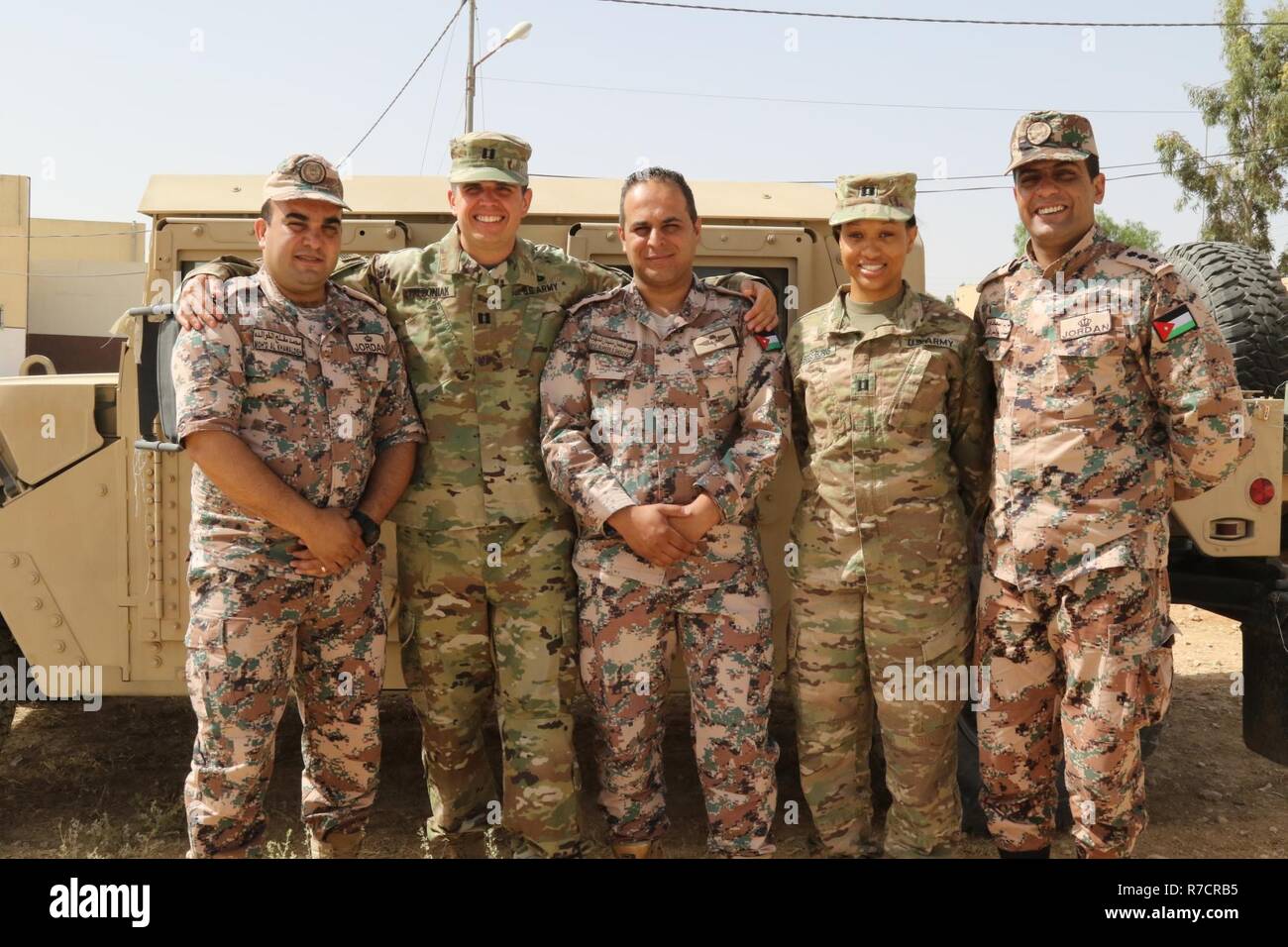 Giordano soldato dell'esercito di fronte al tesoro, dettaglio uniforme,  Petra, Ma'an Governatorato, Giordania (MR Foto stock - Alamy