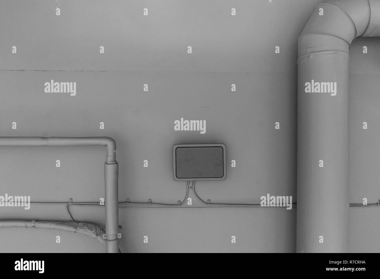 Soffitto infrastrustructure con diverse comunicazioni come una parte del moderno design per ufficio Foto Stock