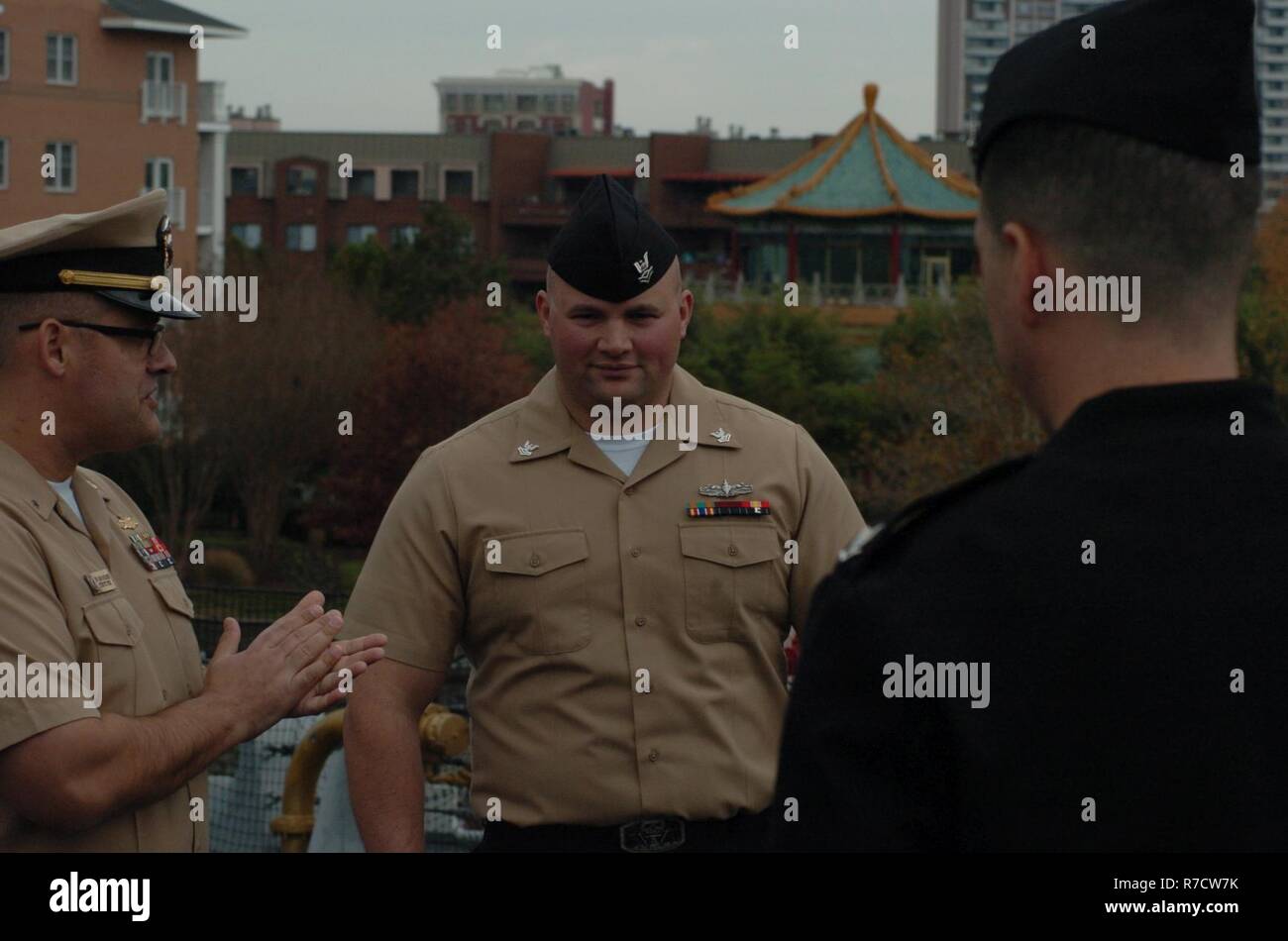 FCA(SW) Joshua Chase Strickland, dall'USS Gonzalez (DDG 66) re-arruolato oggi a bordo della USS Wisconsin (BB 64). La cerimonia è stata ospitata dal Hampton Roads Museo Navale, che è parte della storia navale e patrimonio comando. Il Wisconsin e il museo della galleria sono entrambi rinomati luoghi per le cerimonie militari per la zona comandi. Questi luoghi sono resi disponibili senza costi attraverso il museo. Foto Stock