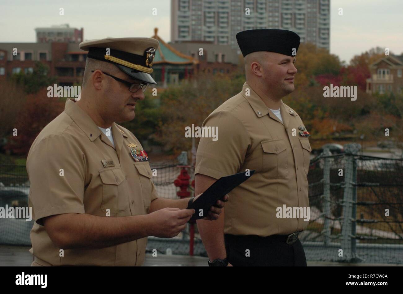 FCA(SW) Joshua Chase Strickland, dall'USS Gonzalez (DDG 66) re-arruolato oggi a bordo della USS Wisconsin (BB 64). La cerimonia è stata ospitata dal Hampton Roads Museo Navale, che è parte della storia navale e patrimonio comando. Il Wisconsin e il museo della galleria sono entrambi rinomati luoghi per le cerimonie militari per la zona comandi. Questi luoghi sono resi disponibili senza costi attraverso il museo. Foto Stock