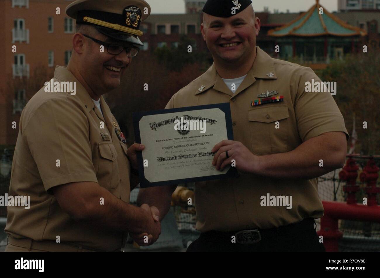 FCA(SW) Joshua Chase Strickland, dall'USS Gonzalez (DDG 66) re-arruolato oggi a bordo della USS Wisconsin (BB 64). La cerimonia è stata ospitata dal Hampton Roads Museo Navale, che è parte della storia navale e patrimonio comando. Il Wisconsin e il museo della galleria sono entrambi rinomati luoghi per le cerimonie militari per la zona comandi. Questi luoghi sono resi disponibili senza costi attraverso il museo. Foto Stock