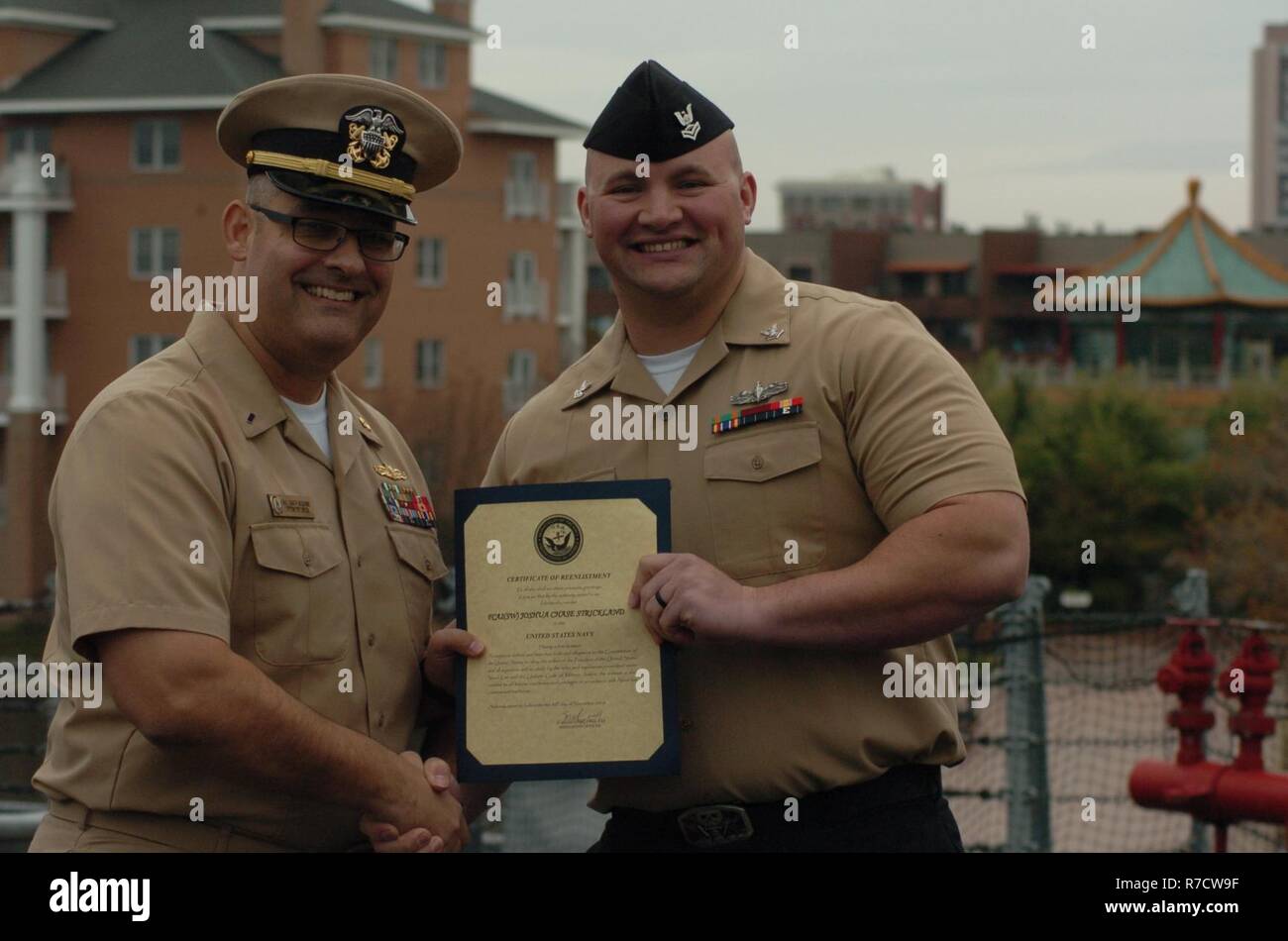 FCA(SW) Joshua Chase Strickland, dall'USS Gonzalez (DDG 66) re-arruolato oggi a bordo della USS Wisconsin (BB 64). La cerimonia è stata ospitata dal Hampton Roads Museo Navale, che è parte della storia navale e patrimonio comando. Il Wisconsin e il museo della galleria sono entrambi rinomati luoghi per le cerimonie militari per la zona comandi. Questi luoghi sono resi disponibili senza costi attraverso il museo. Foto Stock